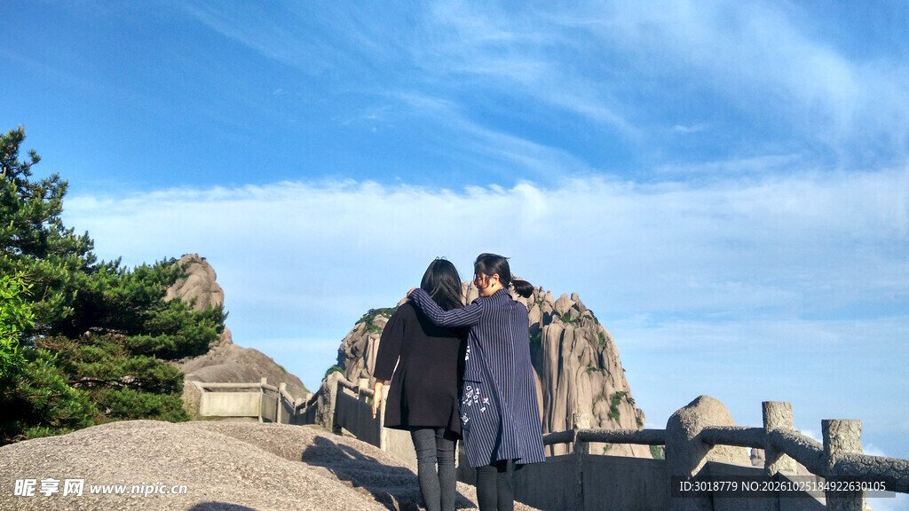 山顶相伴观景的情侣