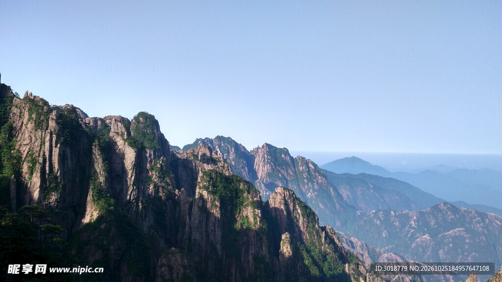 晴空下的壮丽山景