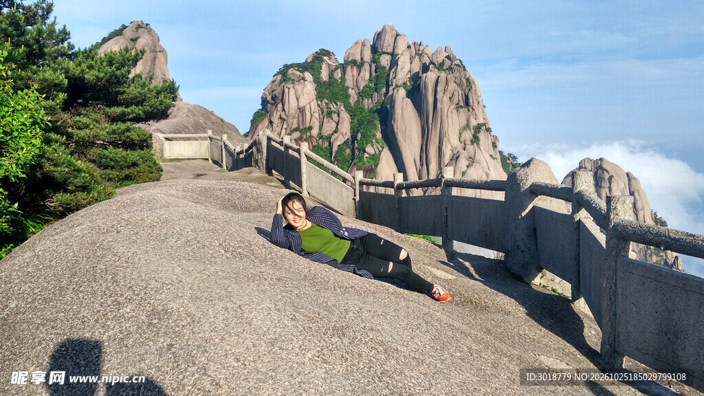 山巅步道休憩游客