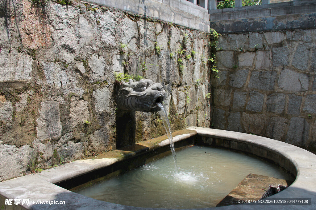 石墙兽首吐水景观