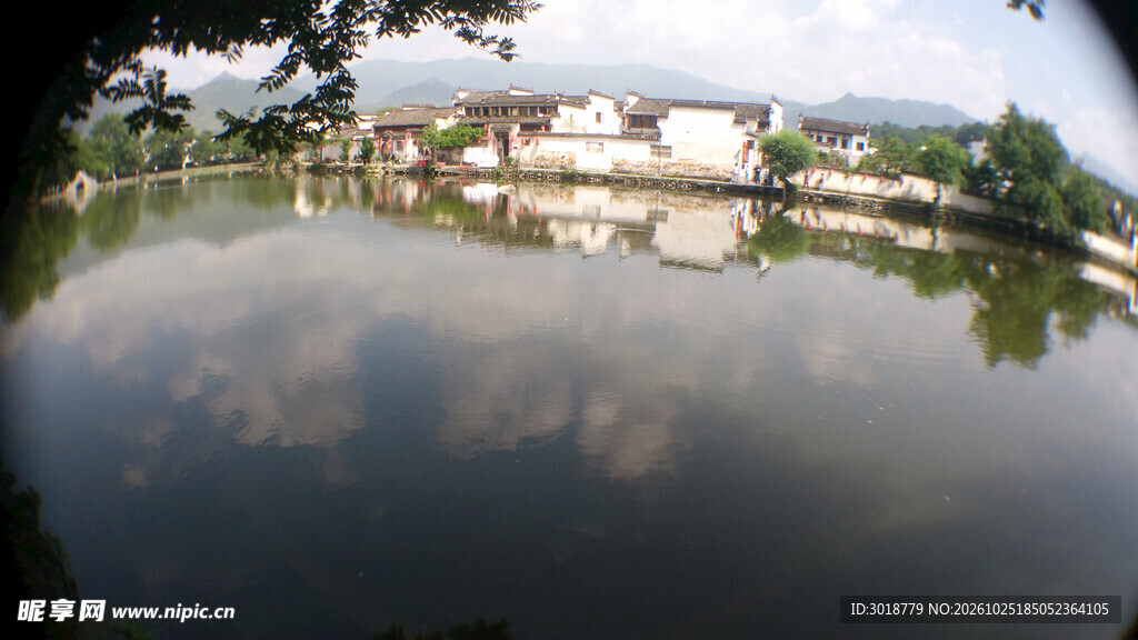 湖畔村居水影风光