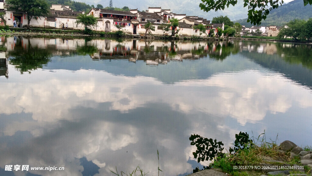 湖畔村居倒影风光