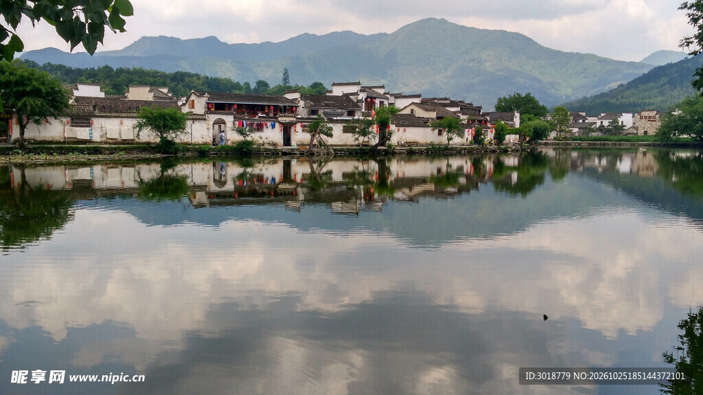 临水古村山水风光