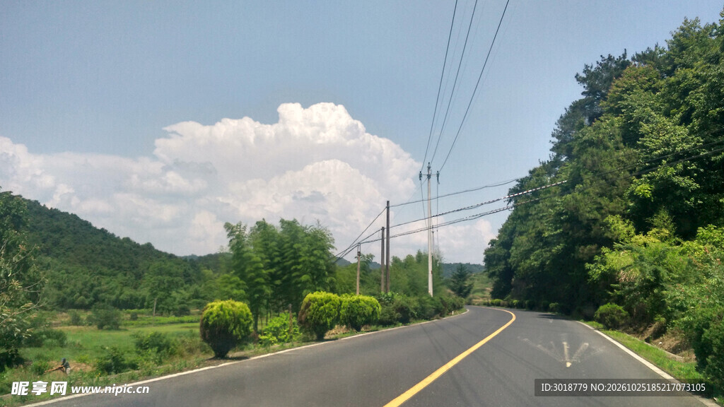 郊野山间公路风光