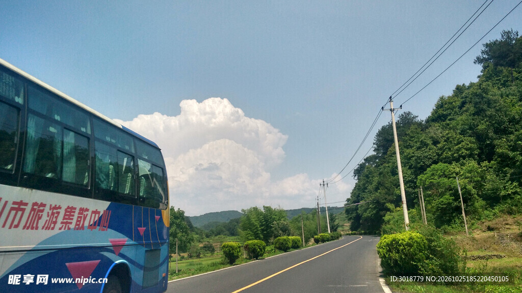 郊野公路上的大巴