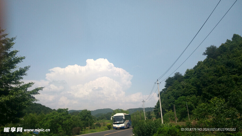 乡间公路行驶的大巴