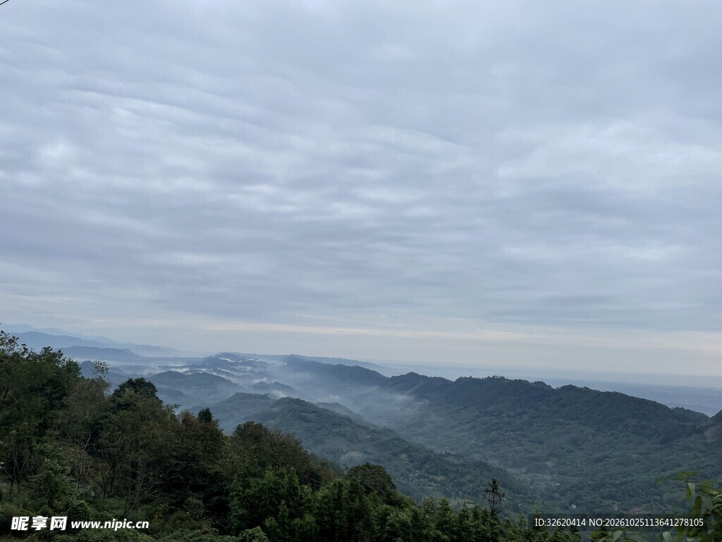 雾绕层峦山野风光