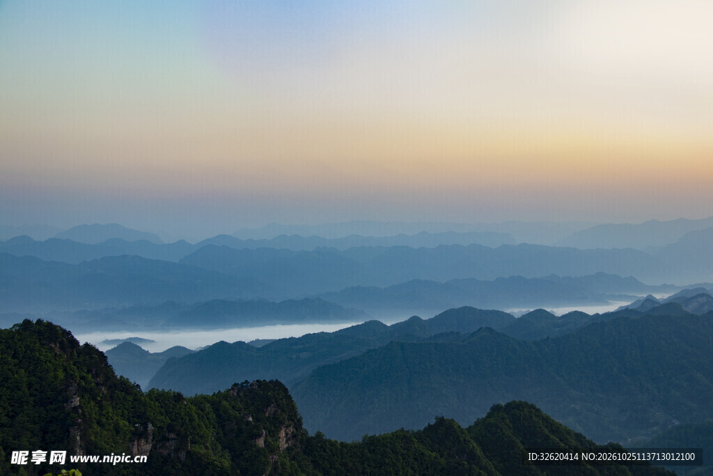 远山晨昏朦胧山景