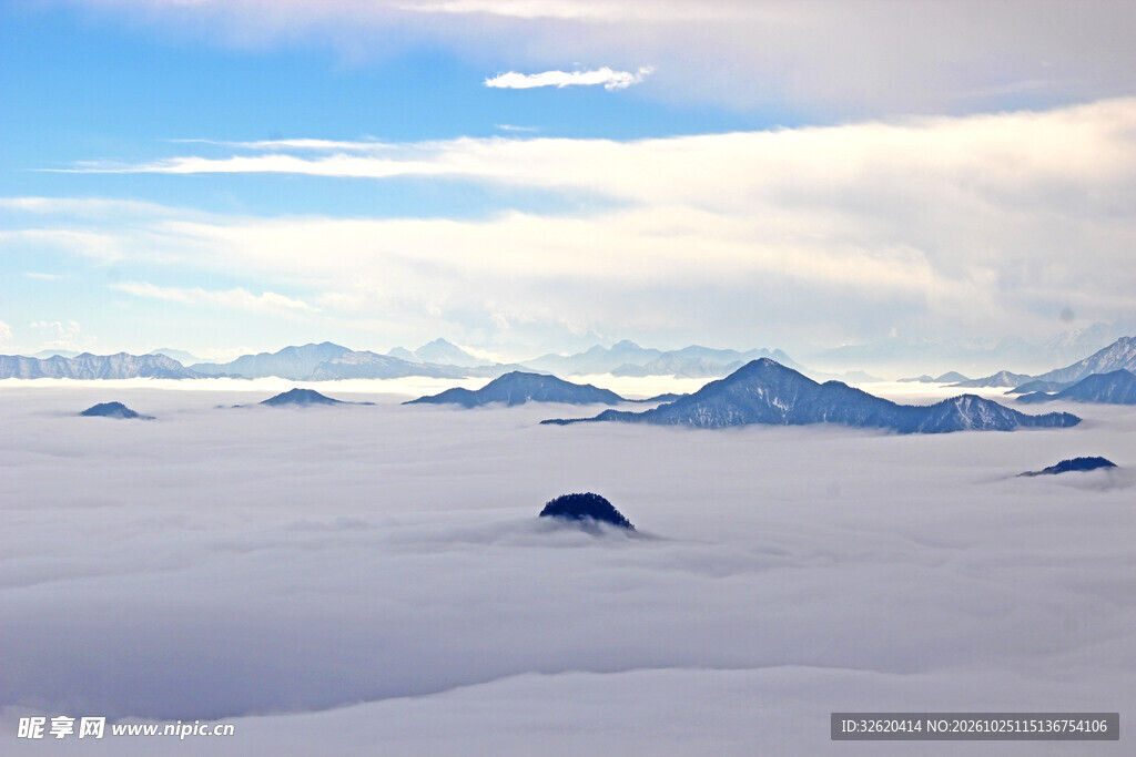 雪原远山晴空美景