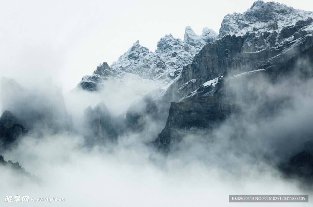 水墨云山雾景