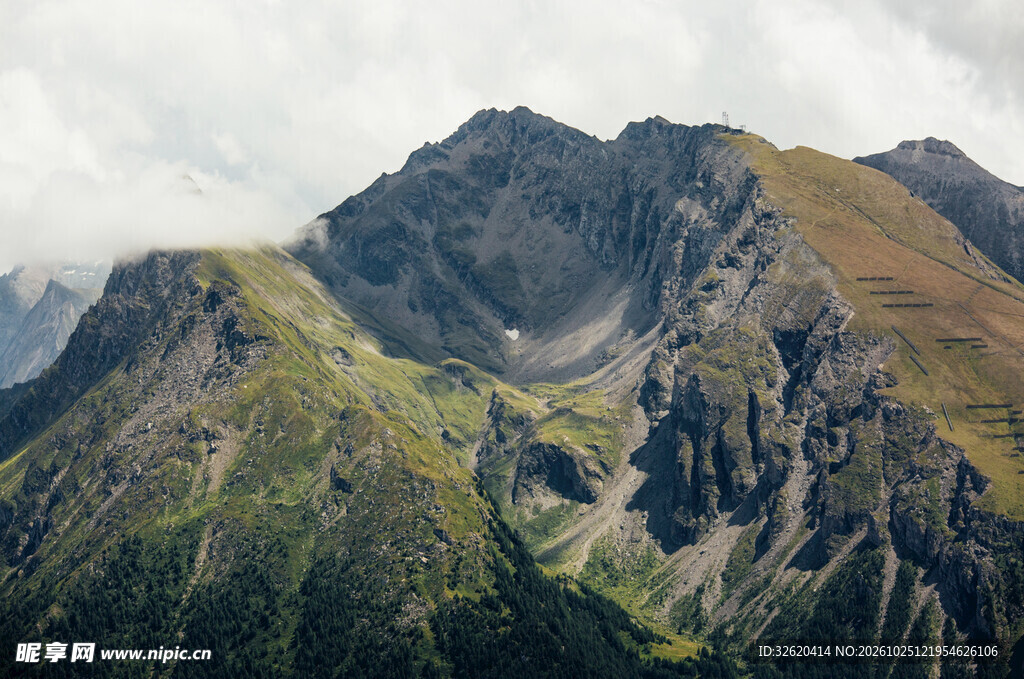 阴天山野壮阔山景