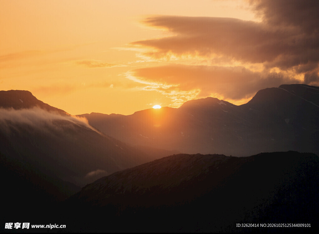 山间日出美景