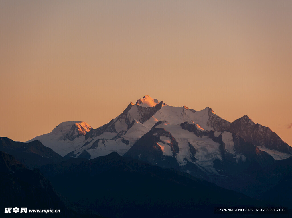 夕照雪山美景