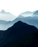 雾色层叠远山景观