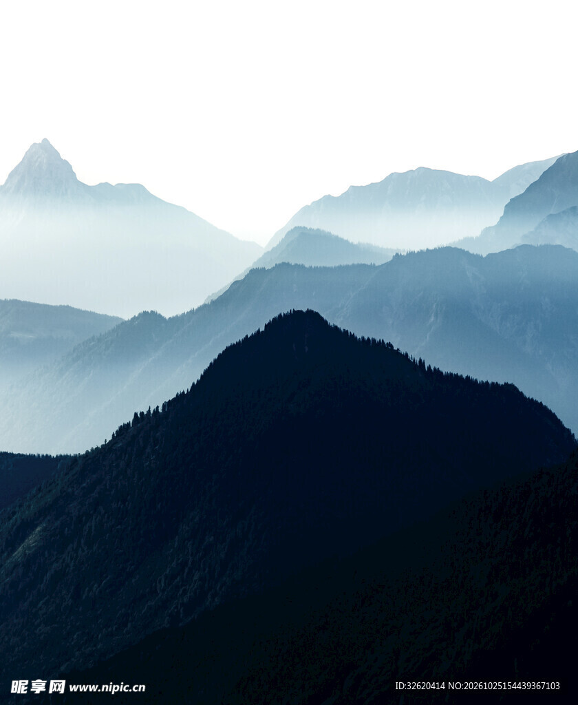 雾色层叠远山景观
