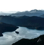 雾境山湖层峦风光