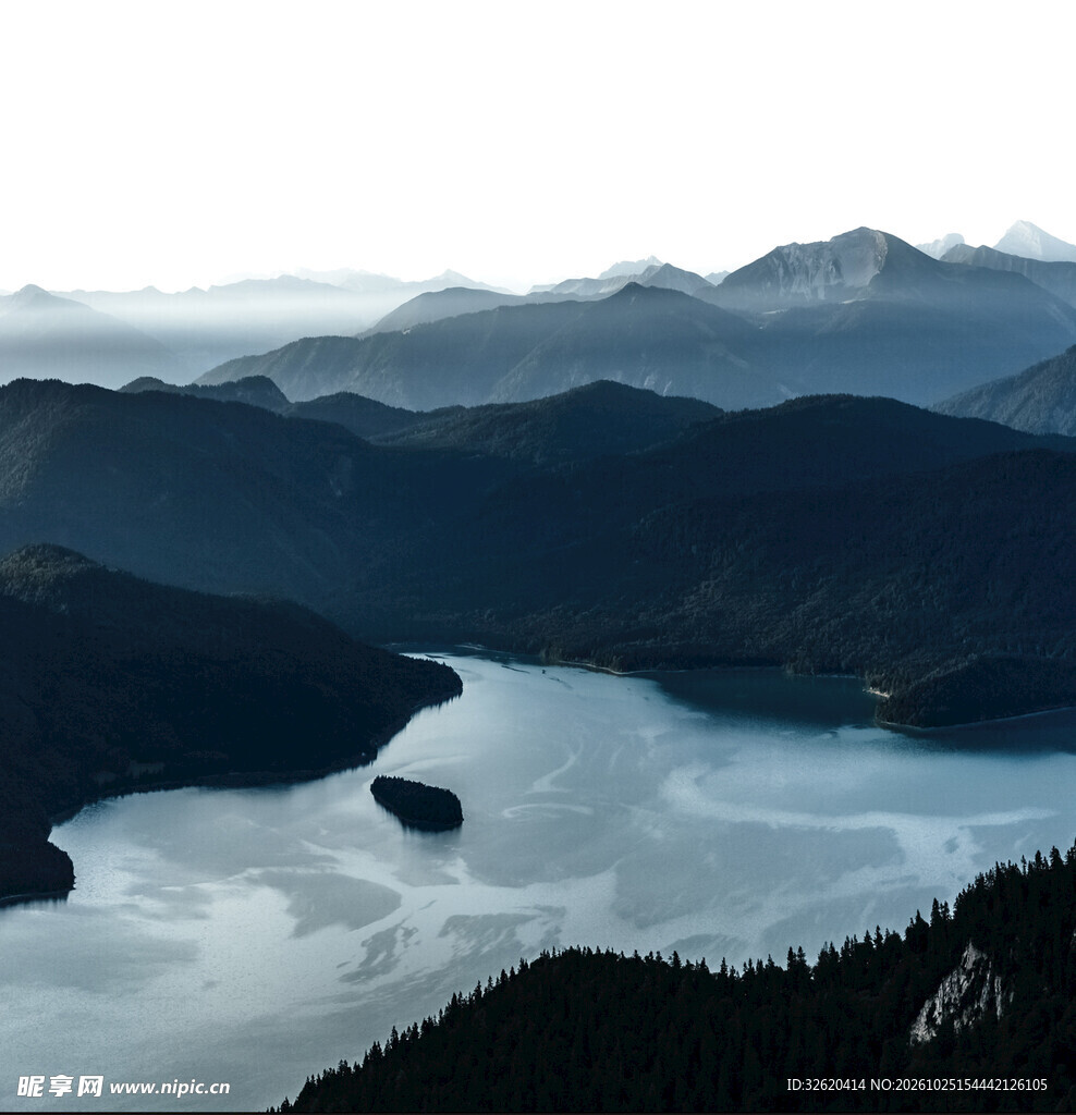 雾境山湖层峦风光
