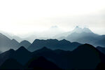 雾色层叠远山