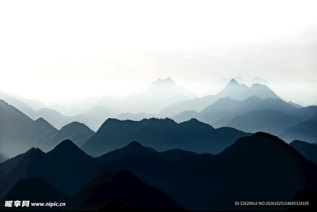雾色层叠远山