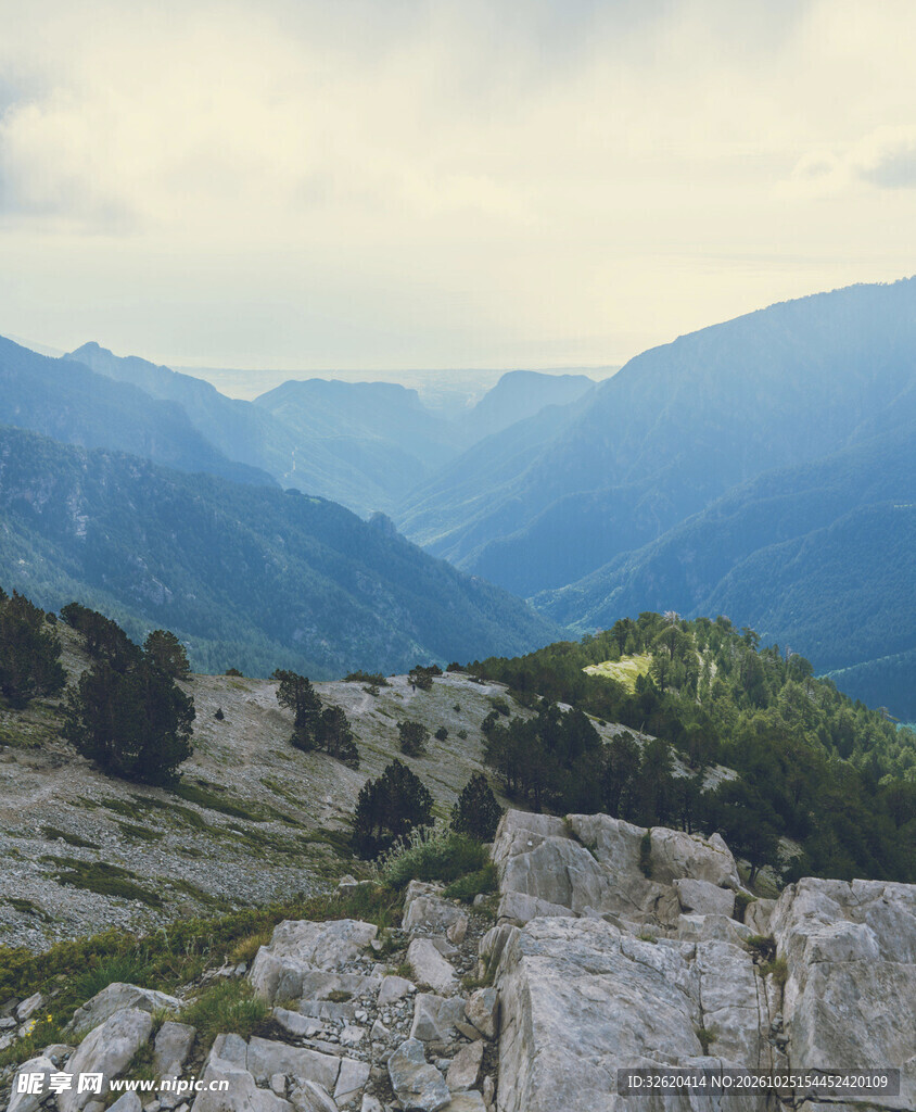 层叠山峦山野风光