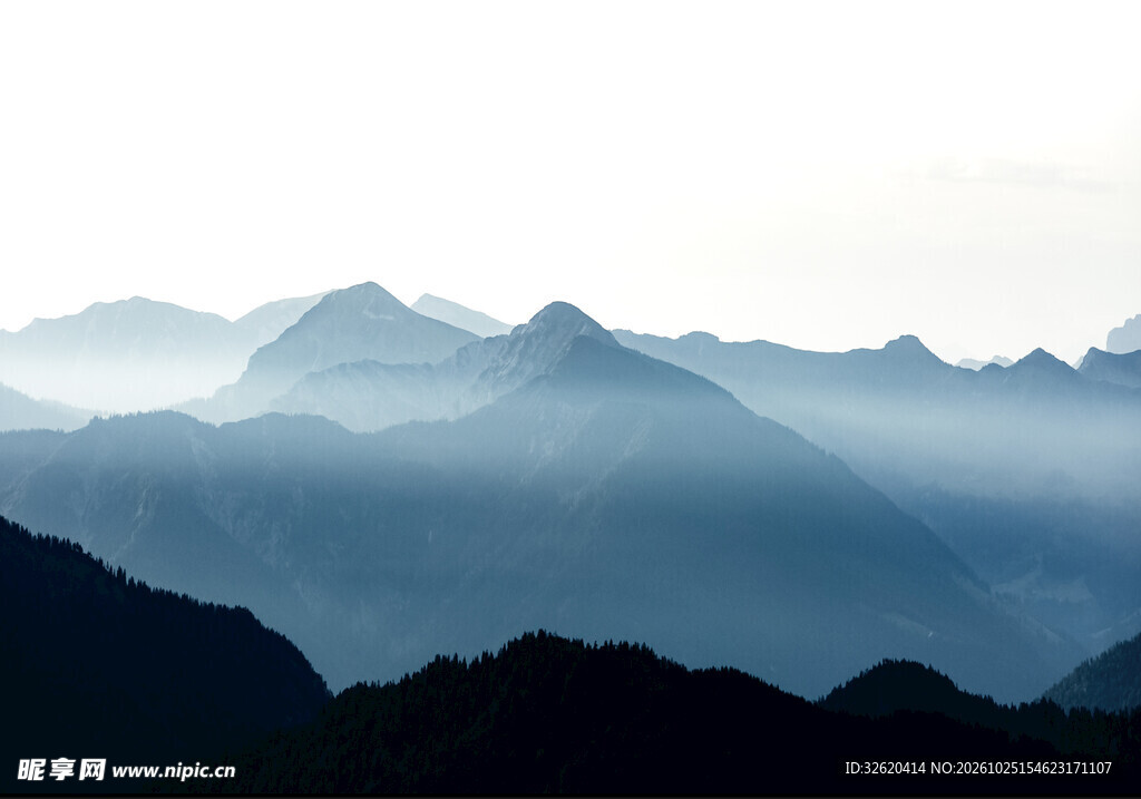 层叠雾色远山风景
