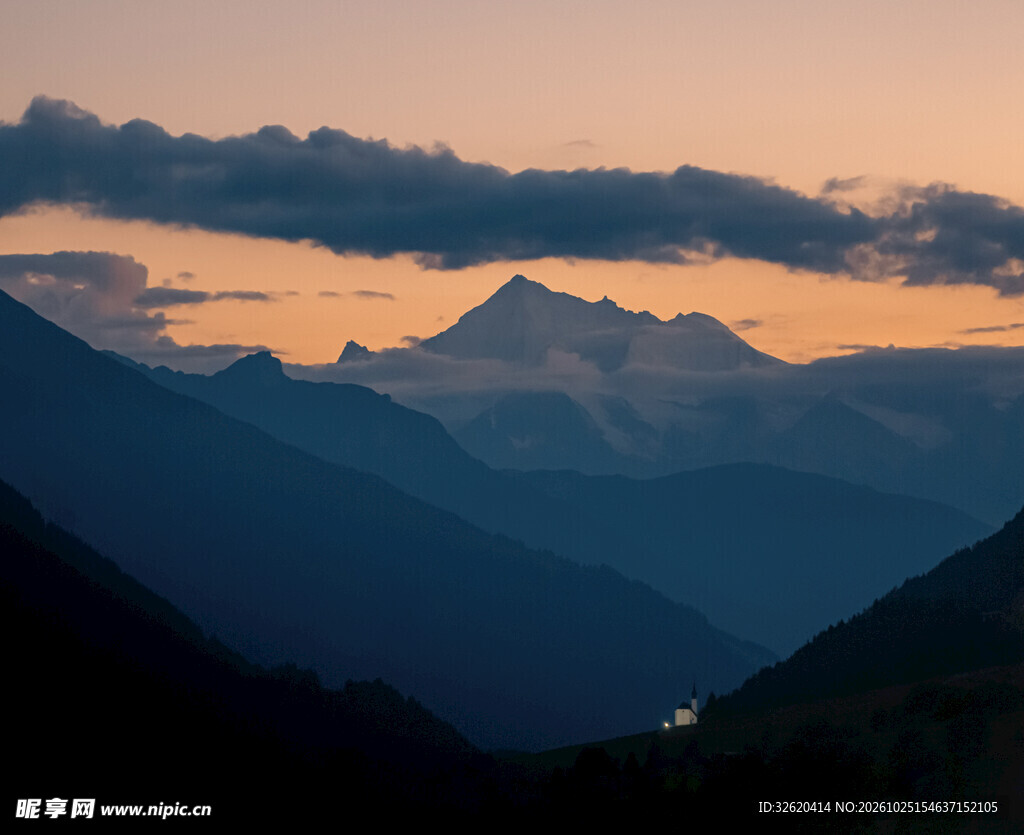 日暮层叠山峦风光