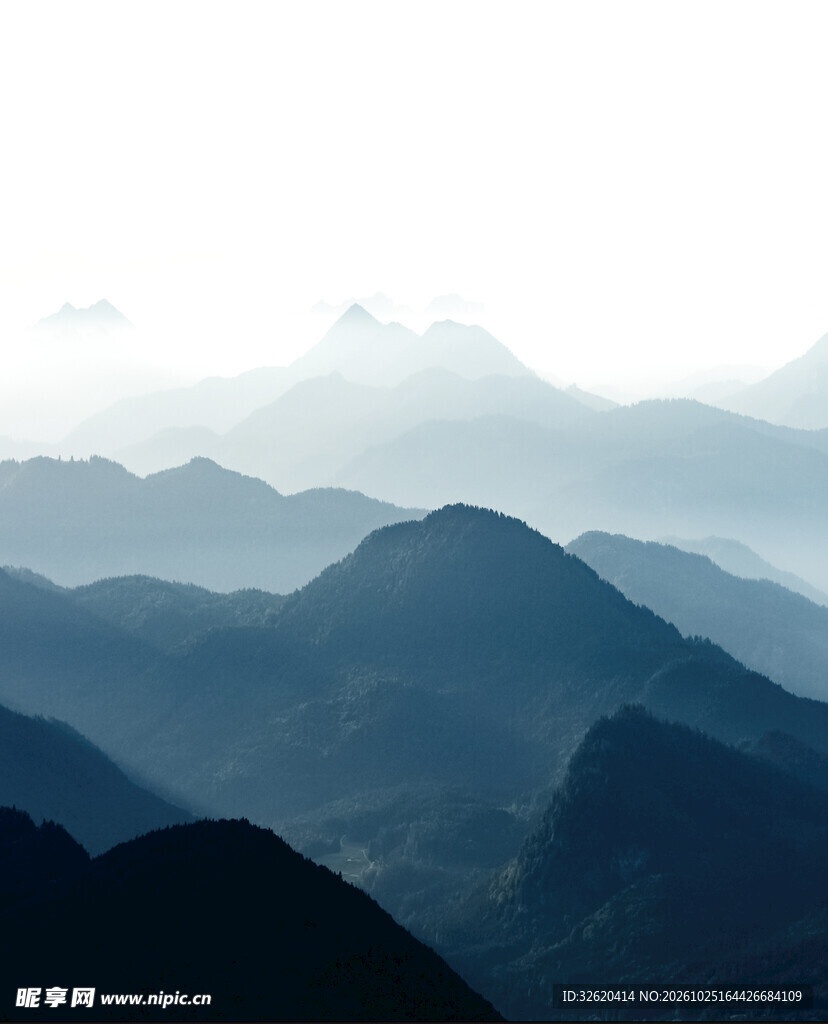 层叠雾色远山风光
