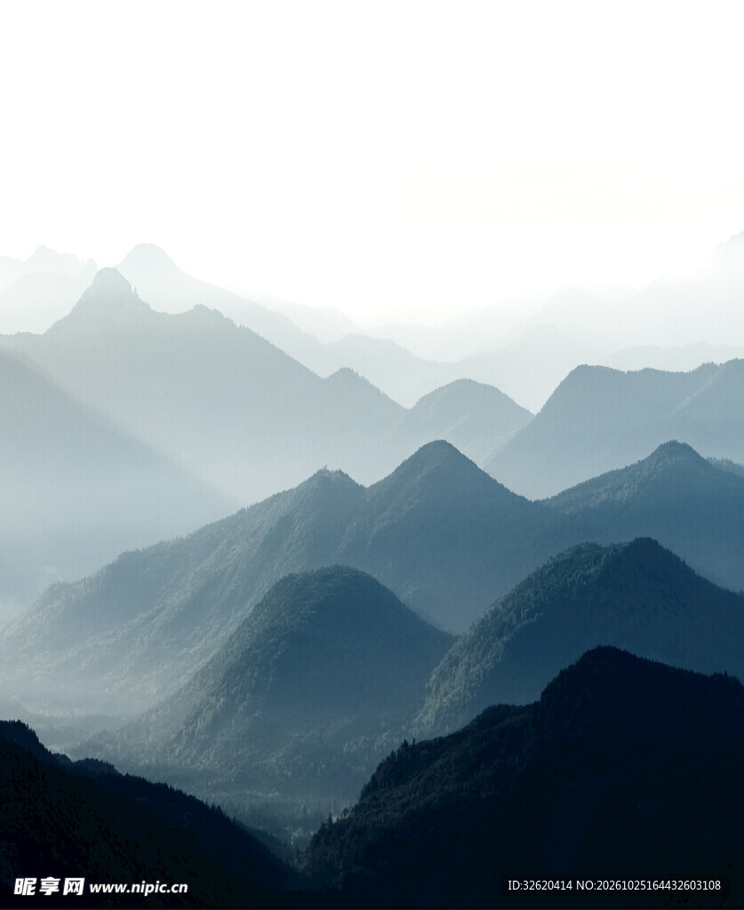 朦胧层叠雾中山峦