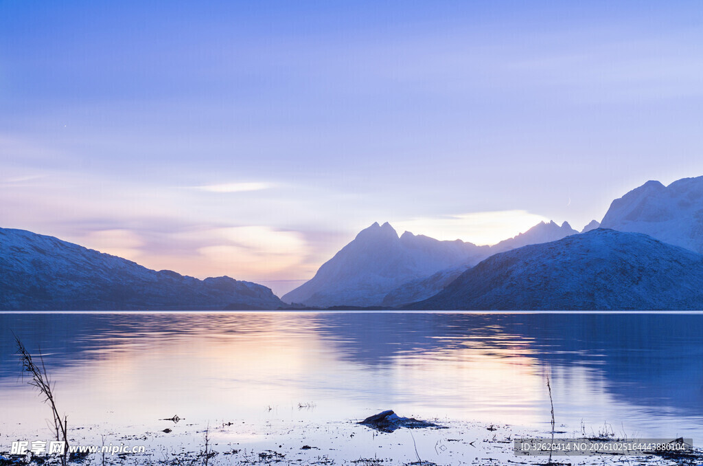 静谧山湖晨昏美景