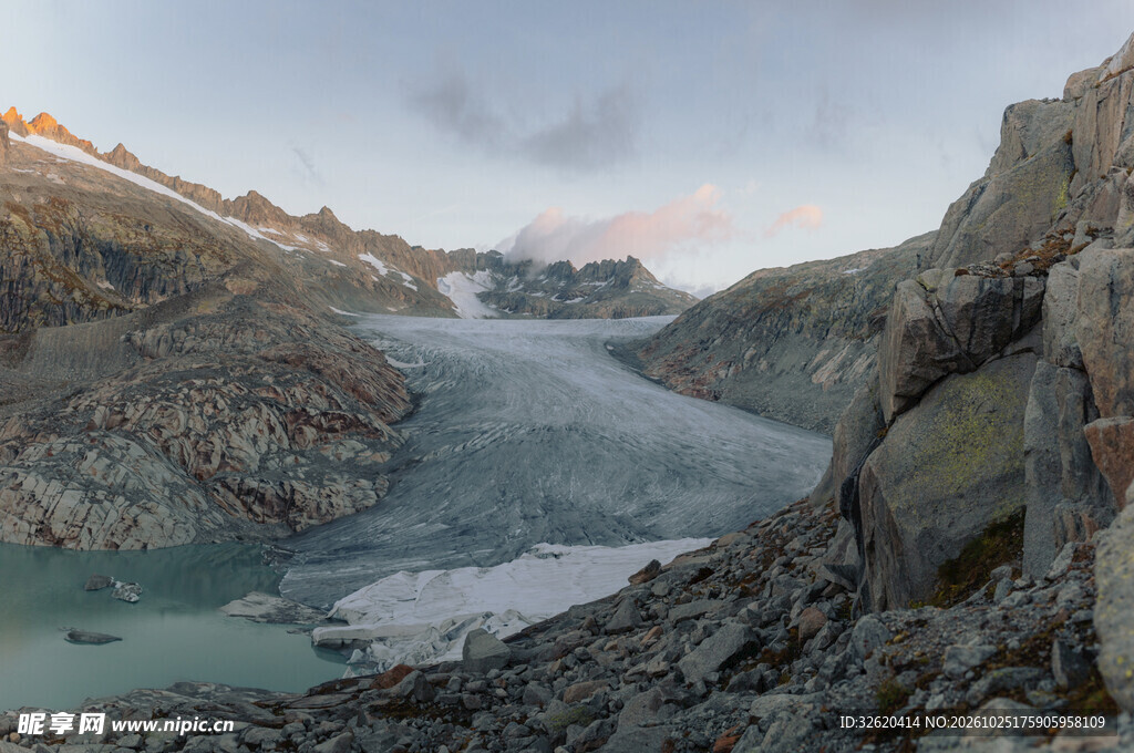 高山冰湖晨景