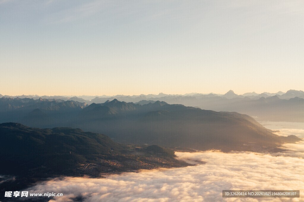 高山云海晨光美景
