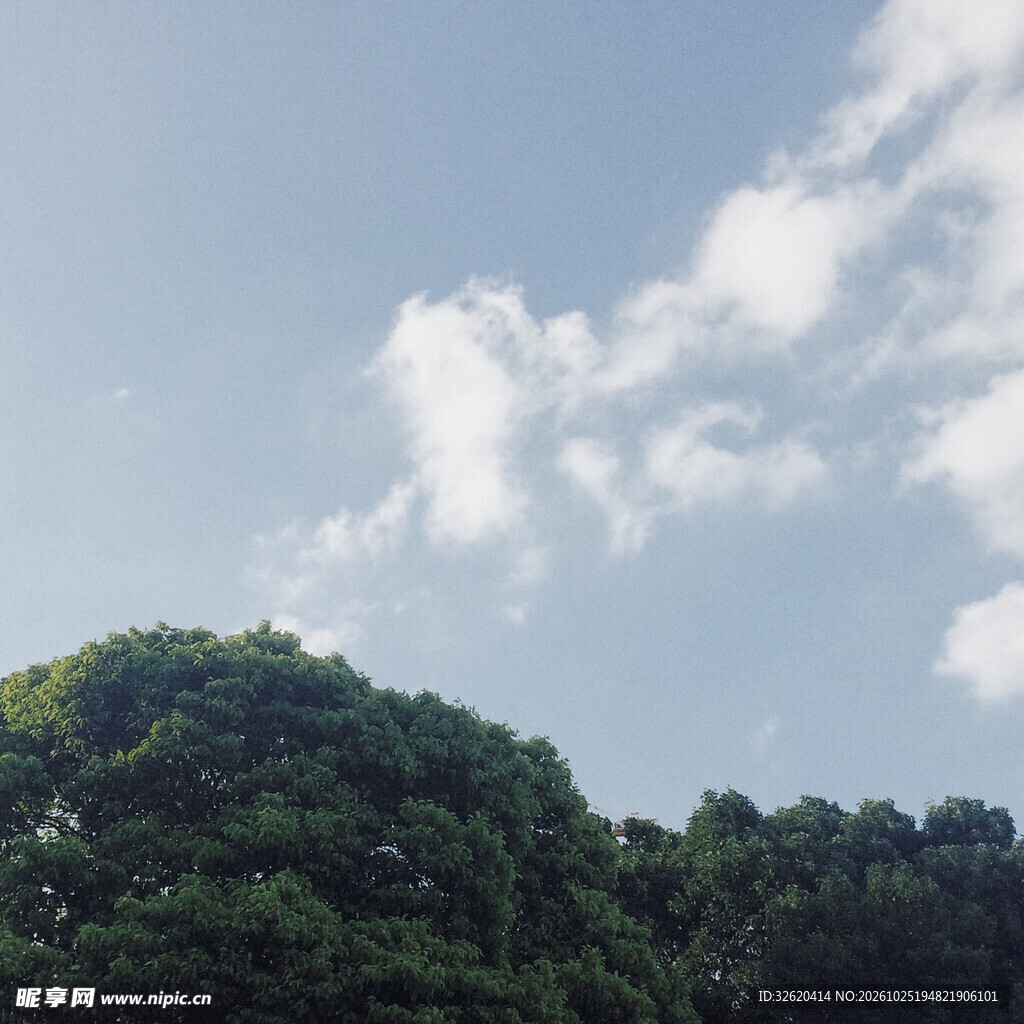 青山蓝天白云好风光
