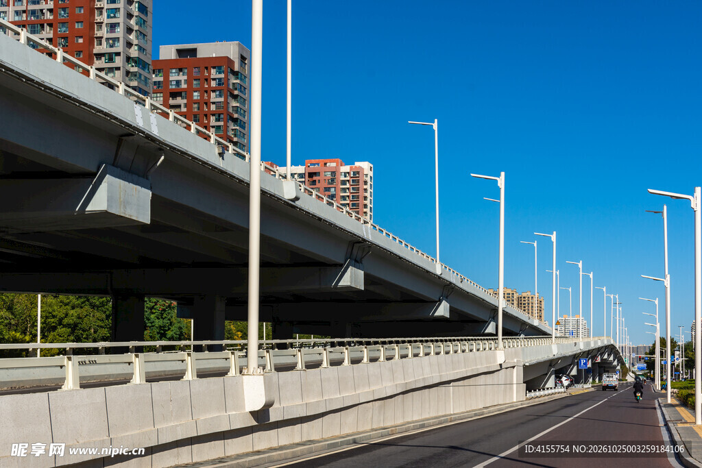 城市高架路桥街景