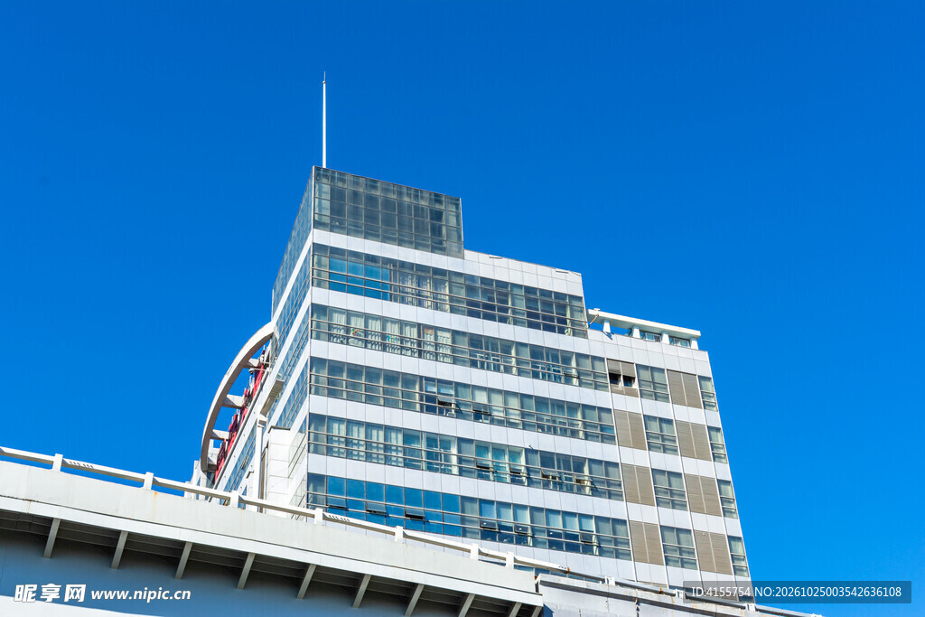 晴空下邮轮上层建筑