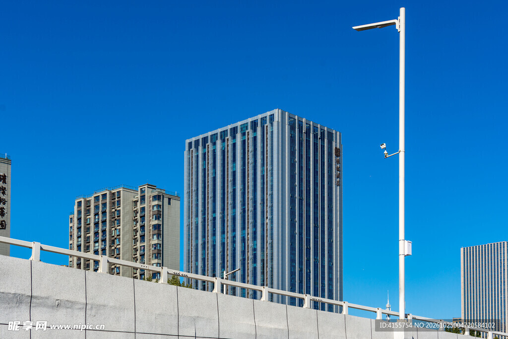 晴空下的城市高层建筑