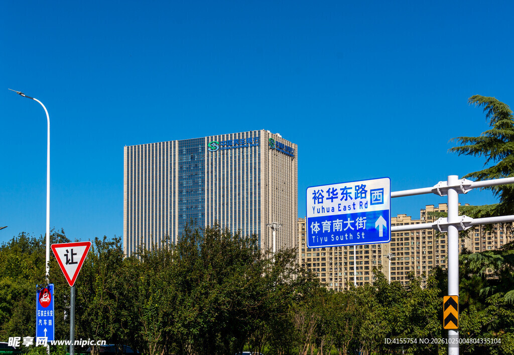 晴朗城市街景
