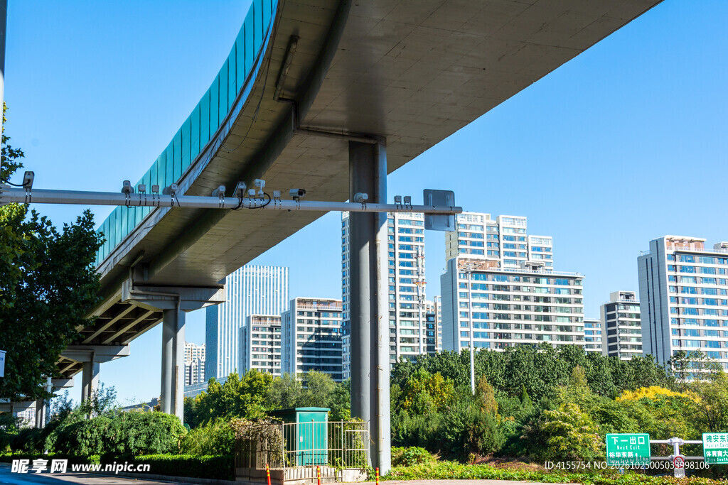 城市高架沿线都市风光