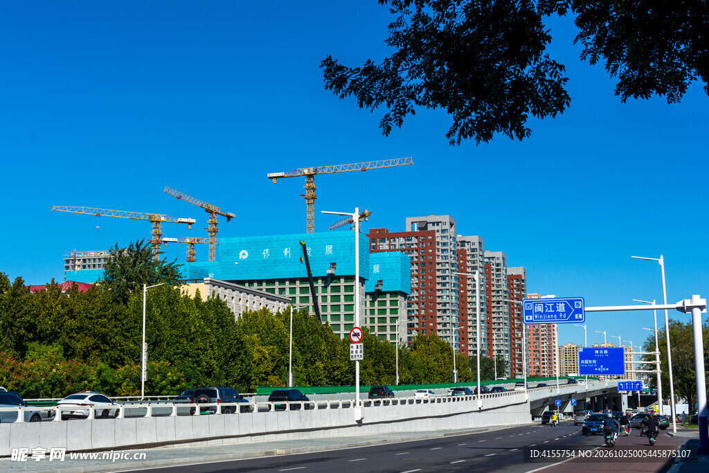 晴朗城市建设街景