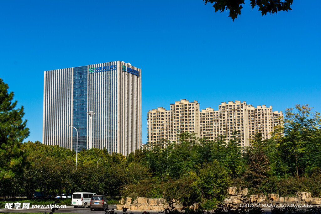 蓝天下的城市建筑群