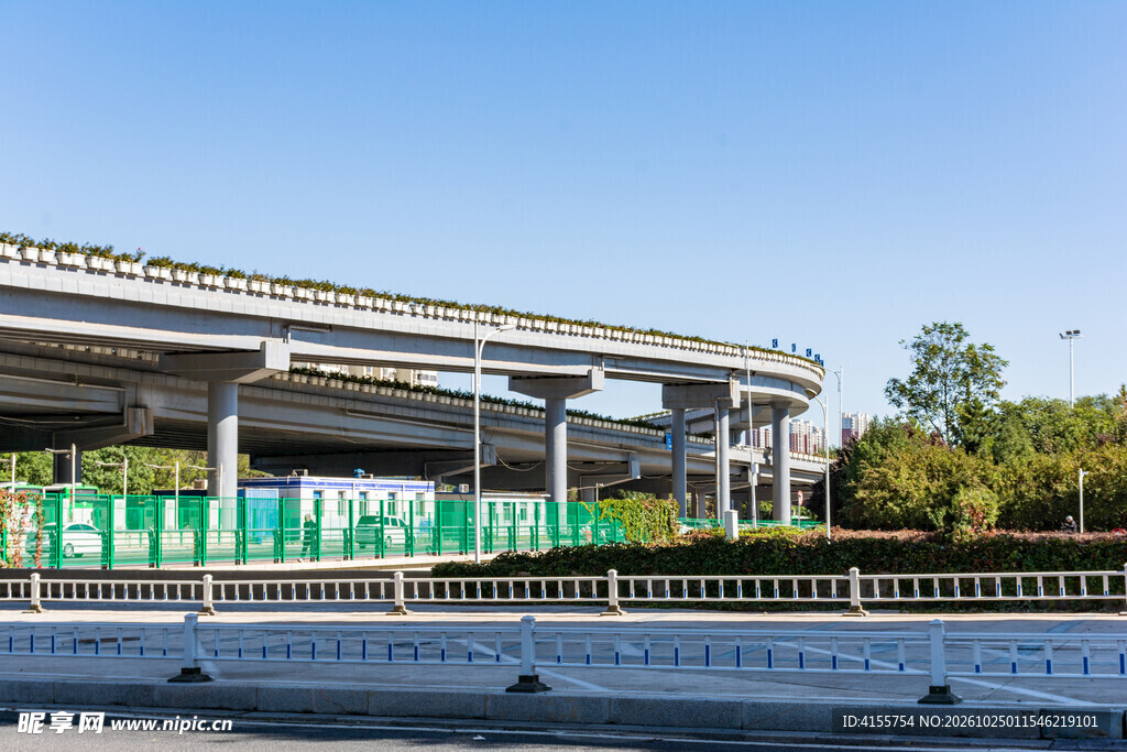 城市高架路桥街景