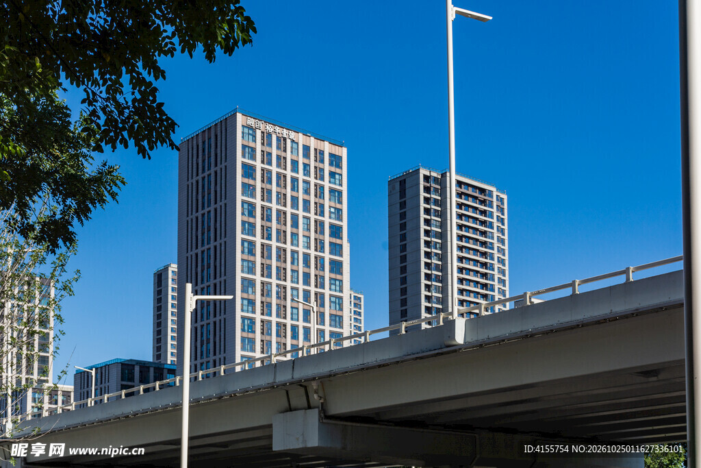 城市晴日高楼街景