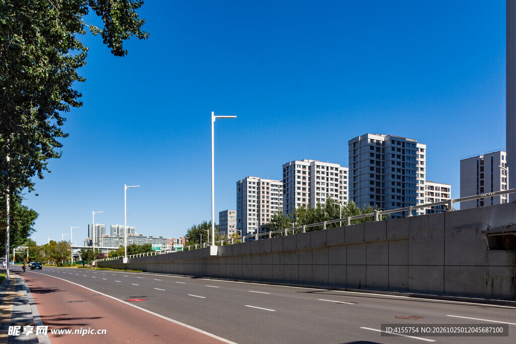 城市晴日道路街景