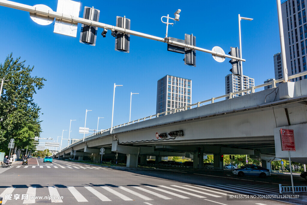 城市高架路口街景