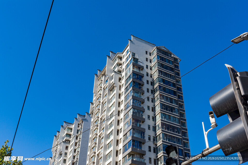 蓝天映衬高层住宅楼