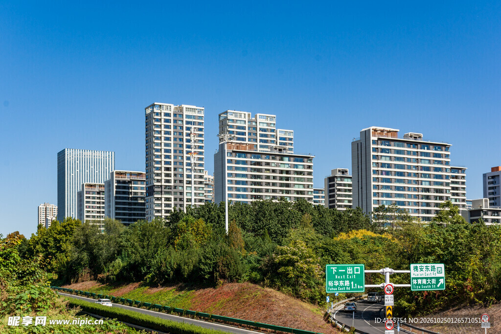 蓝天城市建筑群景观