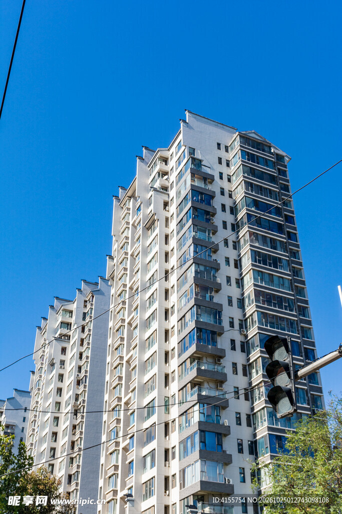 蓝天下的高层住宅楼