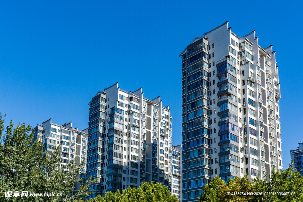 蓝天下的高层住宅楼群