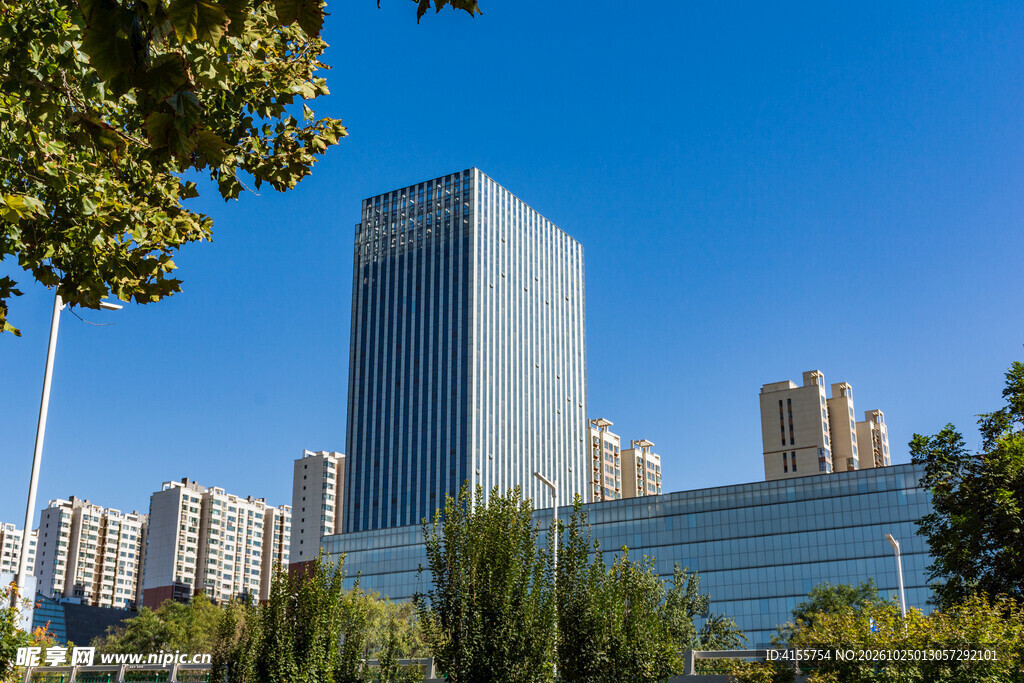晴空下的城市高楼