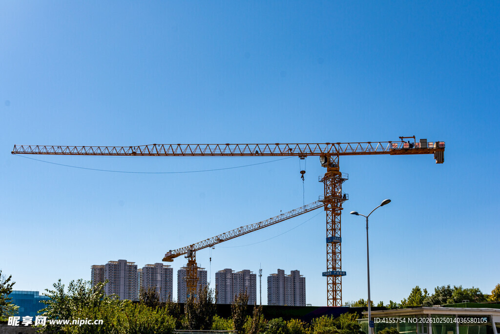 蓝天下的建筑塔吊