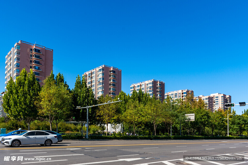 晴朗城市街景